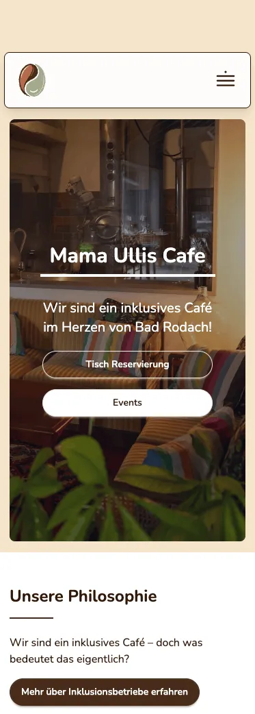 Website von Mama Ullis Café auf einem Smartphone